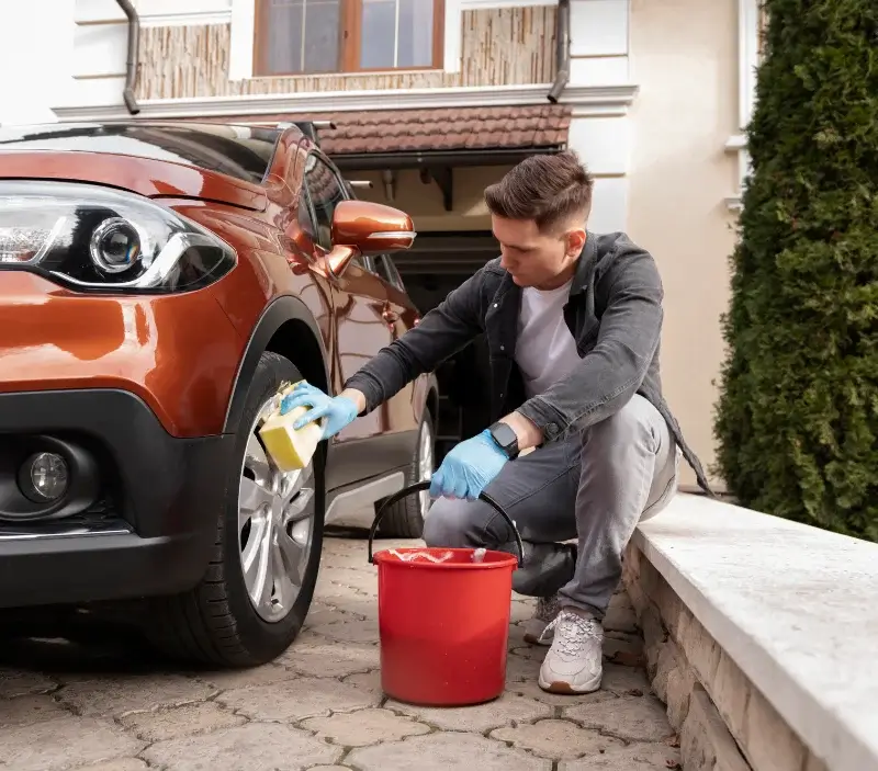 Lavage auto à domicile Saint-Aubin-le-Cauf : professionnel intervenant sur un véhicule